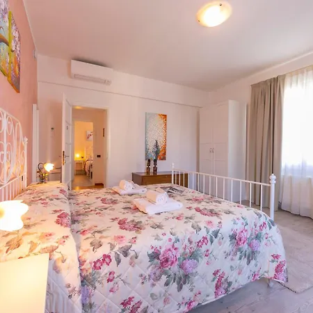 La Maison Fleurie * Дезенцано-дель-Гарда