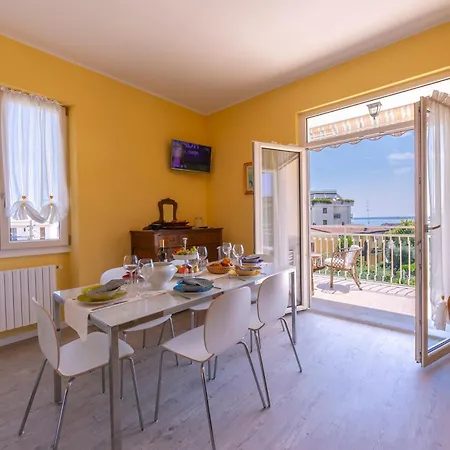 La Maison Fleurie Apartment *