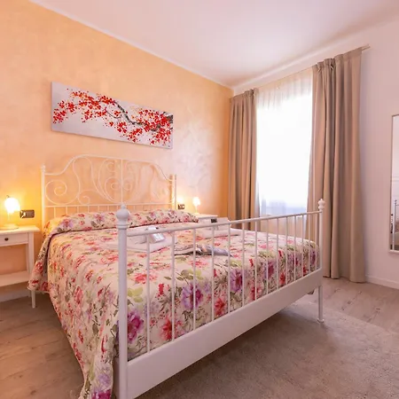 La Maison Fleurie Apartment *