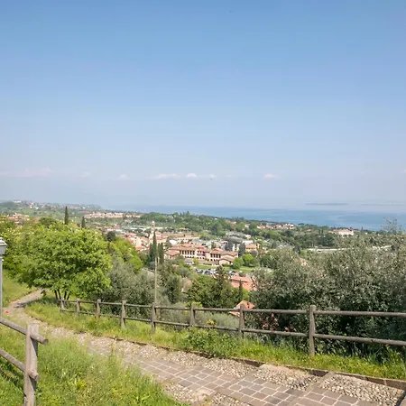 Апартаменты La Maison Fleurie Дезенцано-дель-Гарда
